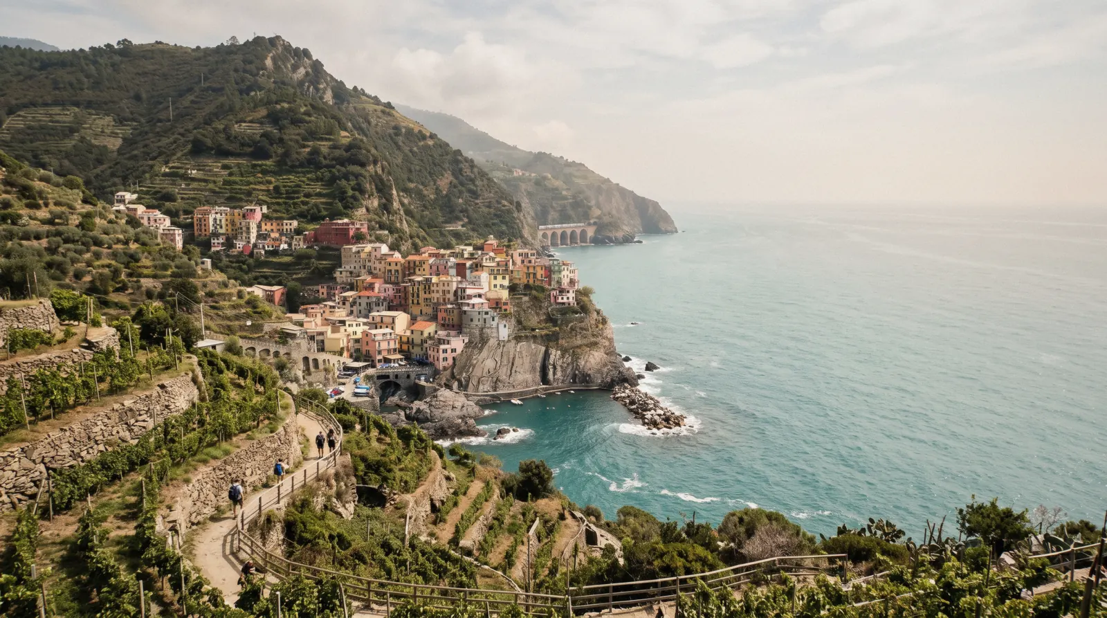 Map of the Cinque Terre coast with colour-coded pins for villages, viewpoints, trails and gateway towns