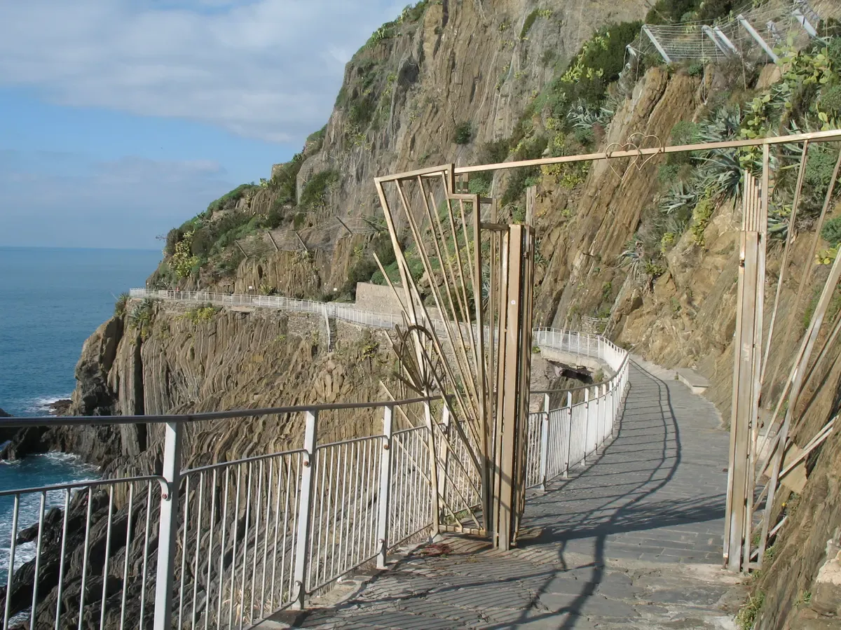 The Via dell'Amore cliff path between Riomaggiore and Manarola, Cinque Terre, Italy